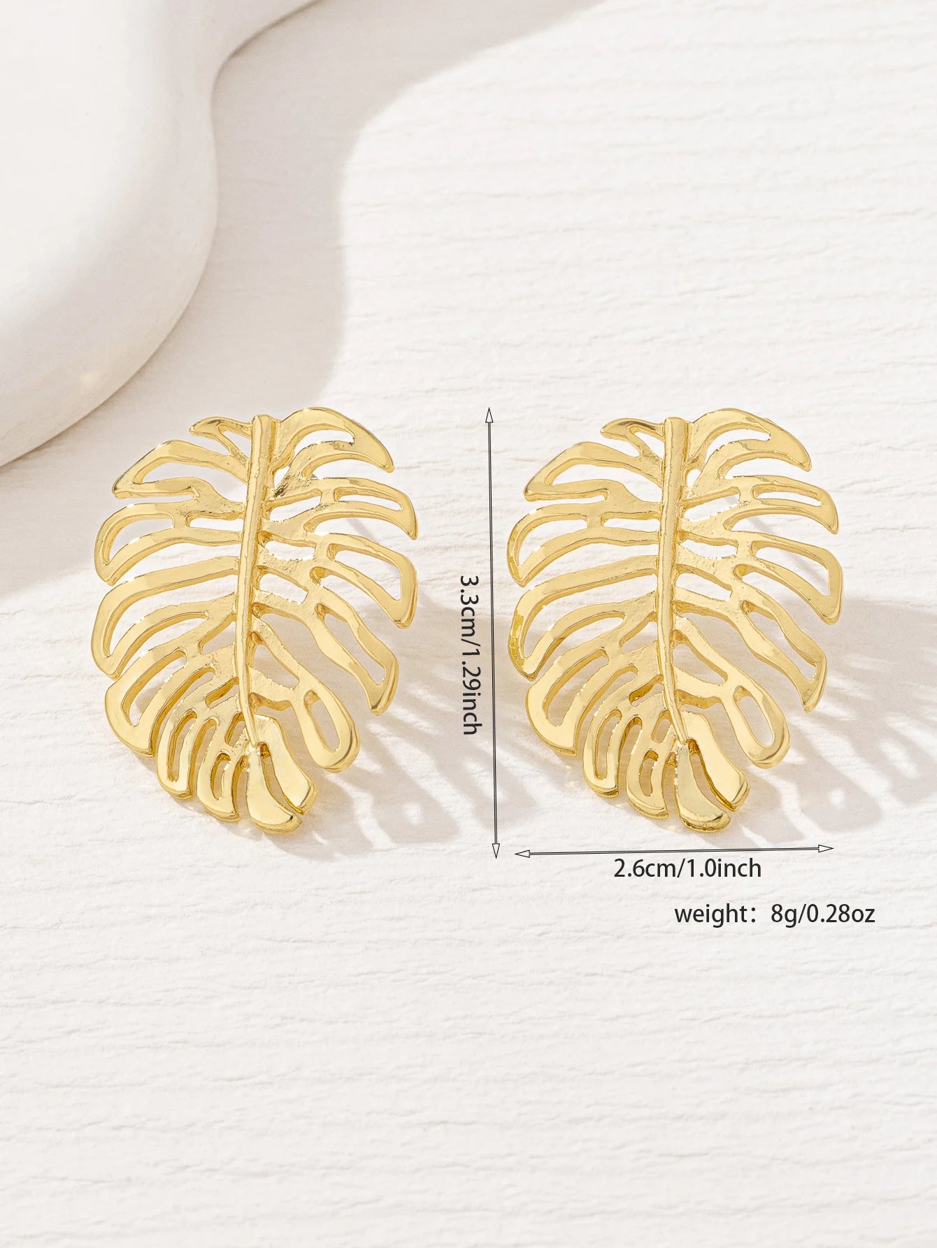 1 Pair of Geometric Fashionable and Elegant Cut Out Leaf Earrings