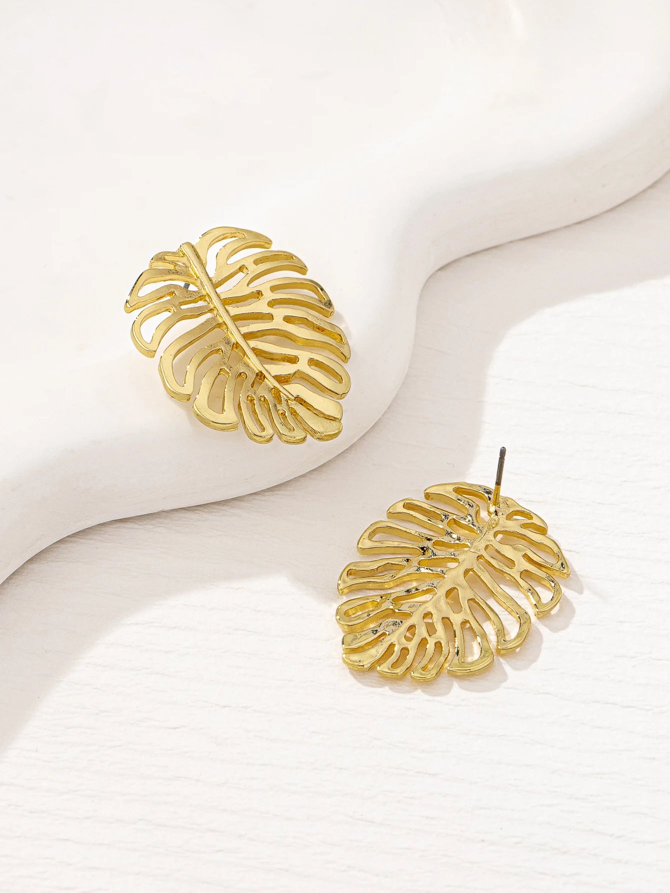 1 Pair of Geometric Fashionable and Elegant Cut Out Leaf Earrings